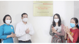 Quận Ba Đình: Trao tặng nhà tình nghĩa cho gia đình có hoàn cảnh khó khăn