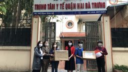 Món quà (Mũ cản giọt bắn) của các bạn nhỏ Liên đội trường TH Hoàng Diệu cùng các thầy cô giáo đã được chuyển đến  những người trên tuyến đầu chống dịch Covid 19