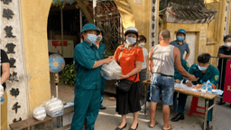 Giáo viên quận Ba Đình tích cực hỗ trợ tuyến đầu chống dịch