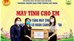 Tuần đầu năm học mới, 2345 máy tính, điện thoại được trao tặng cho học sinh có hoàn cảnh khó khăn