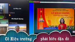 Em hạnh phúc trong ngày khai trường
