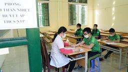 Quận Ba Đình tổ chức tiêm vắc xin phòng Covid-19 cho học sinh khối 8