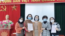 Chi bộ Trường Tiểu học Hoàng Diệu trao quyết định công nhận đảng viên chính thức cho hai đồng chí đảng viên dự bị