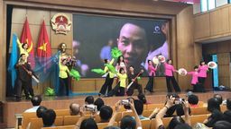 Văn nghệ trong buổi thi báo cáo viên giỏi