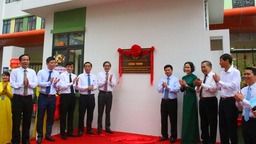 Hà Nội: Gắn biển Công trình cấp thành phố Trường tiểu học Hoàng Diệu (Báo Giáo dục thời đại)