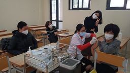 CB - GV - NV trường tiểu học Hoàng Diệu tham gia tiêm mũi 3 phòng chống Covid 19