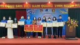 Liên đội trường Tiểu học Hoàng Diệu vinh dự nhận Cờ thi đua dẫn đầu công tác Đội và phong trào thiếu nhi năm học 2020 - 2021 do BCH Đoàn TNCS Hồ Chí Minh thành phố Hà Nội trao tặng