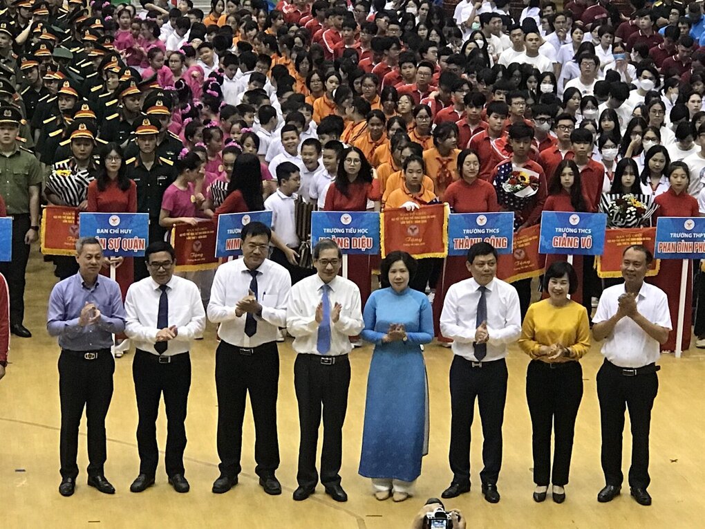 Học sinh trường Tiểu học Hoàng Diệu tham gia diễu hành biểu dương lực lượng trong ngày Khai mạc Đại hội Thể dục Thể thao quận Ba Đình lần thứ X năm 2022