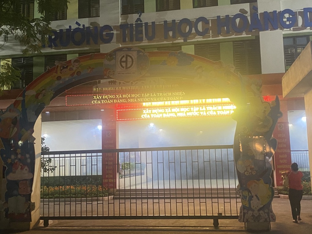 Trường Tiểu học Hoàng Diệu phun thuốc diệt muỗi và côn trùng phòng chống dịch bệnh sốt xuất huyết.