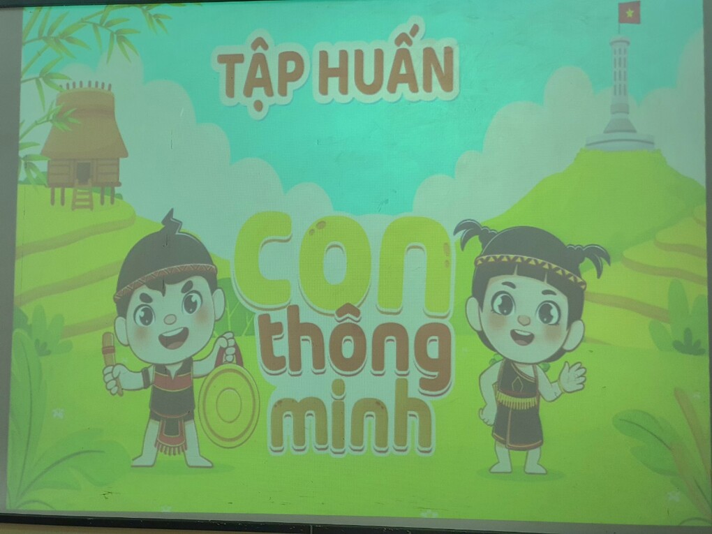 Giáo viên và học sinh Khối 2 tham gia tập huấn sử dụng phần mềm “Con thông minh”