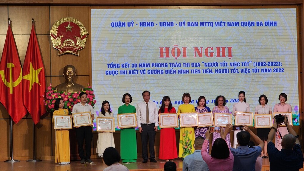 Trường Tiểu học Hoàng Diệu được UBND quận Ba Đình khen thưởng đơn vị có thành tích xuất sắc trong phong trào thi đua “ Người tốt, việc tốt” giai đoạn 1992-2022.