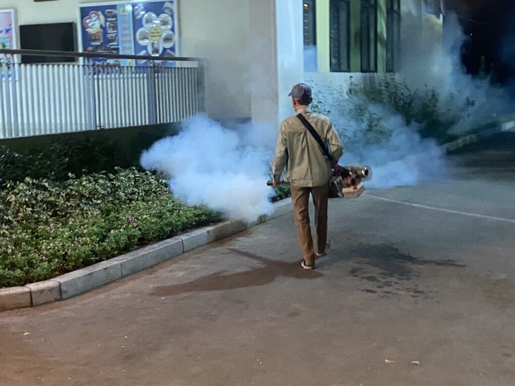 Trường Tiểu học Hoàng Diệu đã phối kết hợp với Trung tâm Y tế phường Cống Vị phun thuốc muỗi toàn trường để phòng chống dịch bệnh do muỗi gây ra.