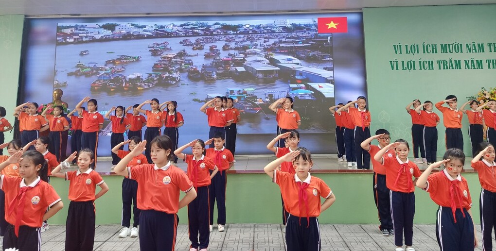 Học sinh khối lớp 4 trường Tiểu học Hoàng Diệu quận Ba Đình thành phố Hà Nội tham gia hội diễn văn nghệ chào mừng kỷ niệm 40 năm ngày Nhà giáo Việt Nam (20/11/1982 – 20/11/2022)