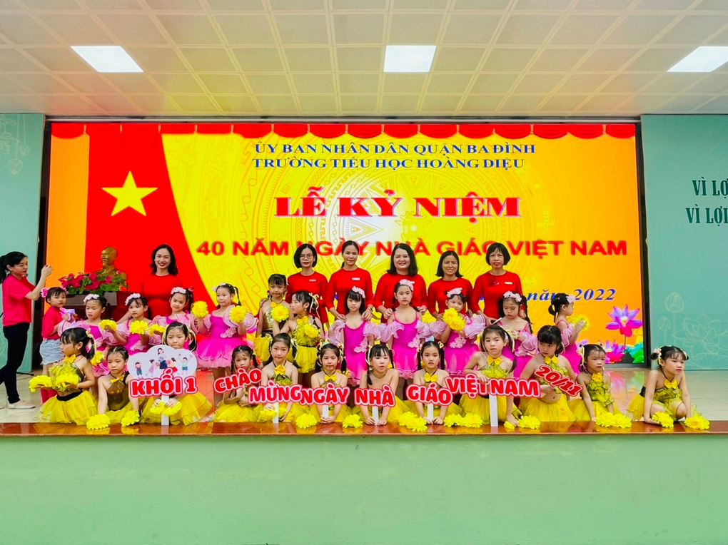 Khối 1 chào mừng 40 năm ngày Nhà giáo Việt Nam