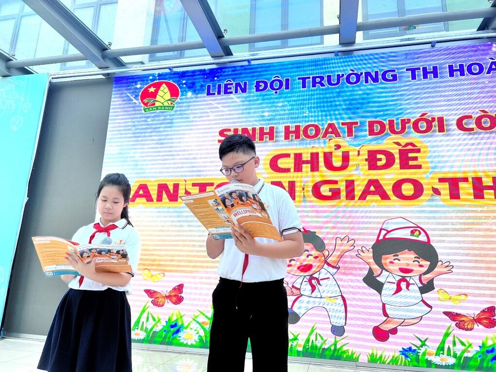 Khối 5 trường tiểu học Hoàng Diệu hào hứng với tiết học mở cùng màn hình LED trên sân trường.