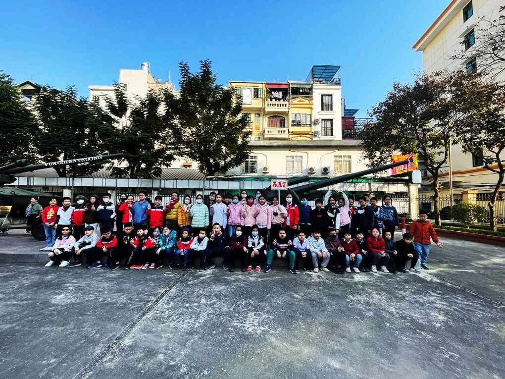 Học sinh khối 5 trường tiểu học Hoàng Diệu hào hứng với sự kiện 50 năm chiến thắng "Điện Biên Phủ trên không”