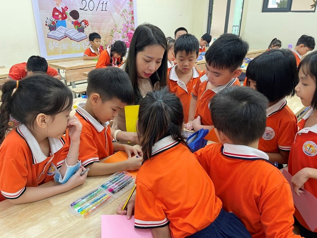 Tiết Mĩ thuật tự nhiên, sáng tạo, của cô Phạm Thị Hạnh cùng các con học sinh lớp 1A3 trường TH Hoàng Diệu