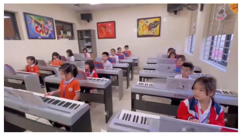 Tập hoà tấu đàn piano kết hợp đọc xướng âm của cô trò trường Tiểu học Hoàng Diệu