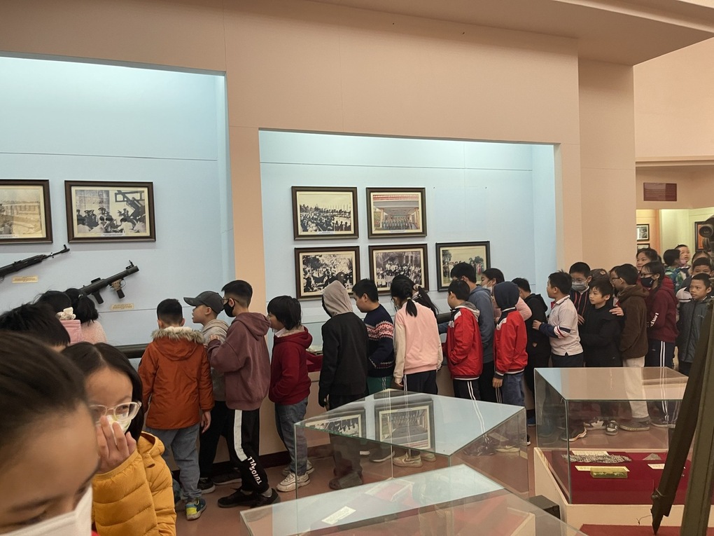 Chùm hoạt động sinh hoạt truyền thống kỷ niệm 50 năm chiến thắng “Hà Nội - Điện Biên Phủ trên không” của Liên đội trường Tiểu học Hoàng Diệu.