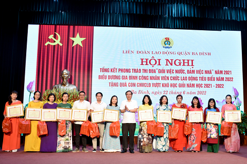 Hai bông hoa của trường Tiểu học Hoàng Diệu trong Hội nghị tổng kết phong trào “giỏi việc nước, đảm việc nhà” và tuyên dương “gia đình CBCNVC  tiêu biểu” của quận Ba Đình