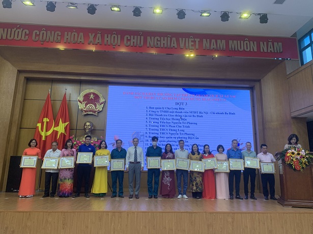 Trường Tiểu học Hoàng Diệu vinh dự được UBND Quận Ba Đình khen thưởng