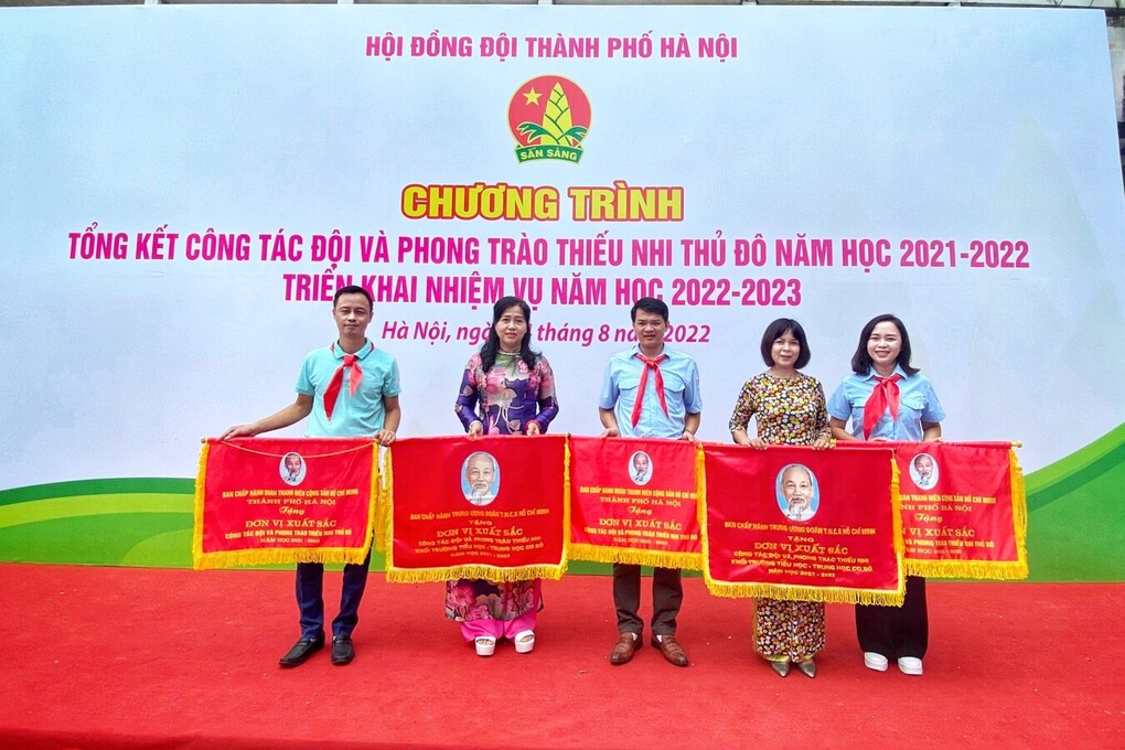 Liên đội trường tiểu học Hoàng Diệu vinh dự nhận cờ dẫn đầu công tác Đội và phong trào Thiếu nhi cấp Trung ương