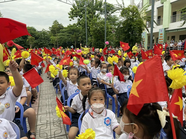 Học sinh lớp 1 hân hoan trong ngày khai trường