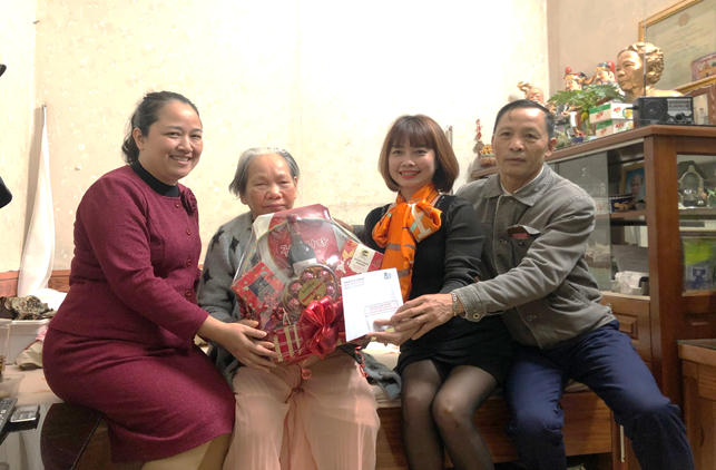 Thăm và chúc Tết các gia đình chính sách trên địa bàn phường và tặng quà công đoàn viên và học sinh có hoàn cảnh đặc biệt trong nhà trường.