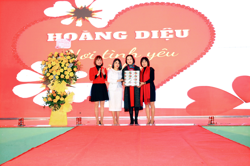 Chia tay Cô Nguyễn Điệp Anh - Người thuyền trưởng tâm huyết - Người  chị cả yêu quý của trường Tiểu học Hoàng Diệu thân yêu!