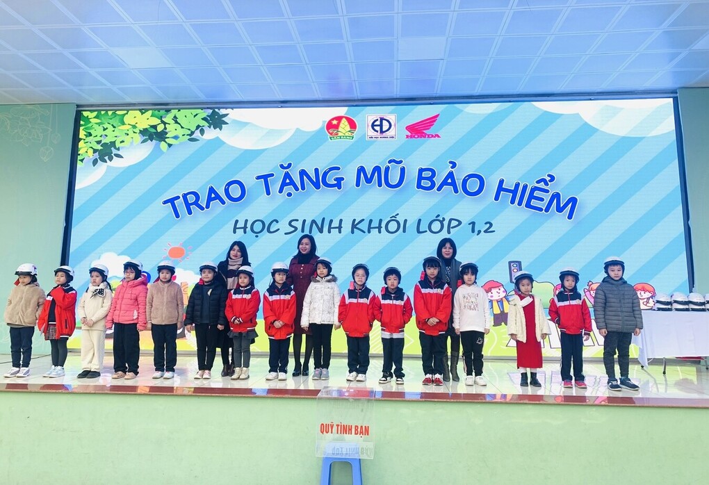 Trường Tiểu học Hoàng Diệu trao tặng mũ bảo hiểm do công ty Honda Việt Nam tài trợ cho tất cả học sinh khối 1, khối 2 của nhà trường.