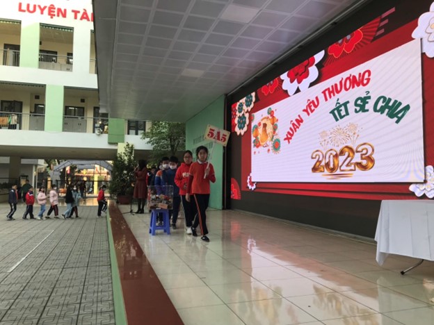 Học sinh khối lớp 5 trường tiểu học Hoàng Diệu háo hức với hoạt động gây quỹ tình bạn đầu xuân Quý Mão 2023