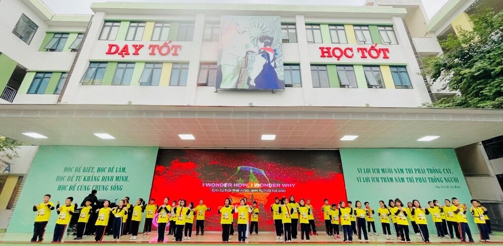 Chi đội 4A6 với các tiết mục văn nghệ đầu tuần sôi động.