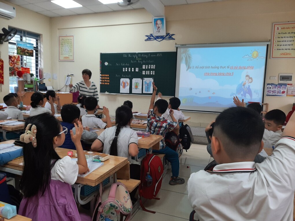 Giáo viên Khối 2 trường Tiểu học Hoàng Diệu tích cực tham gia Hội giảng mùa xuân - Hội thi giáo viên dạy giỏi cấp trường