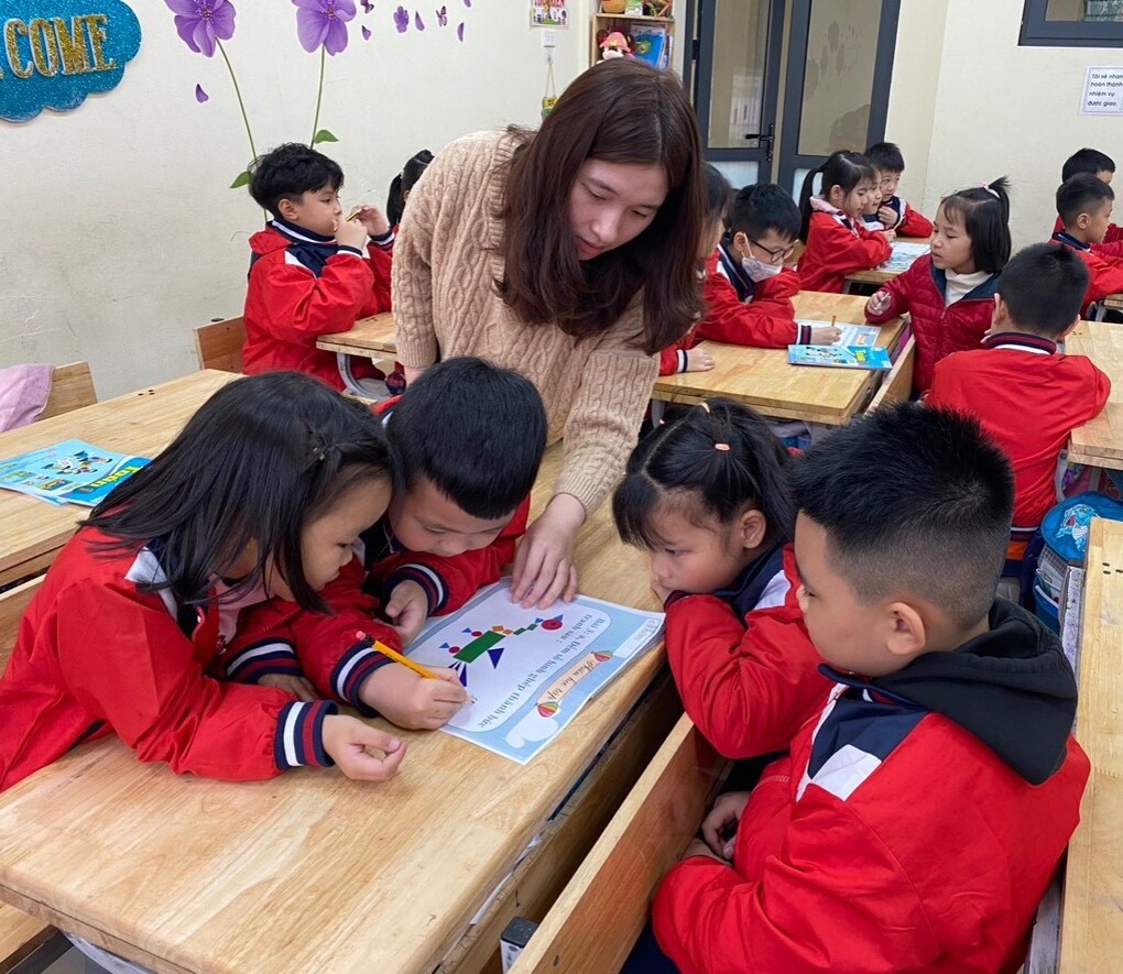 Sinh viên thực tập trường Đại học Sư phạm Hà Nội đồng hành cùng các em học sinh khối lớp 1 dưới mái trường Tiểu học Hoàng Diệu