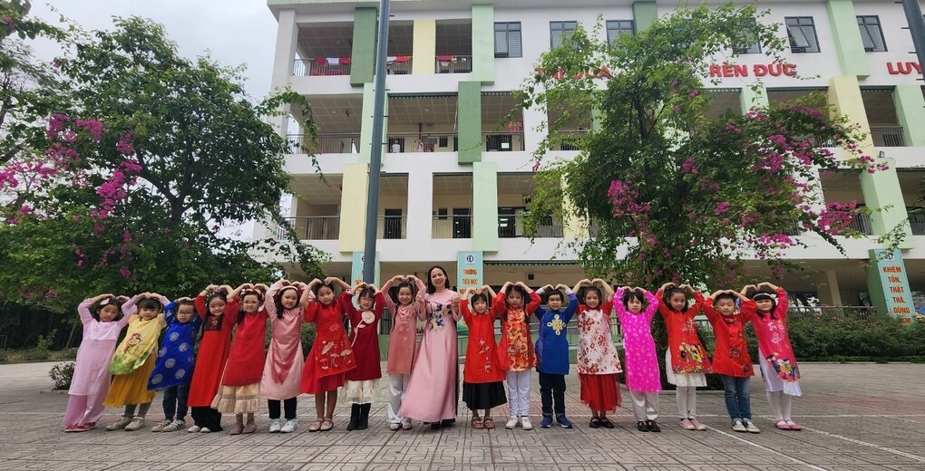 Các bạn nhỏ lớp 2A3 - Trường Tiểu học Hoàng Diệu hưởng ứng tuần lễ áo dài