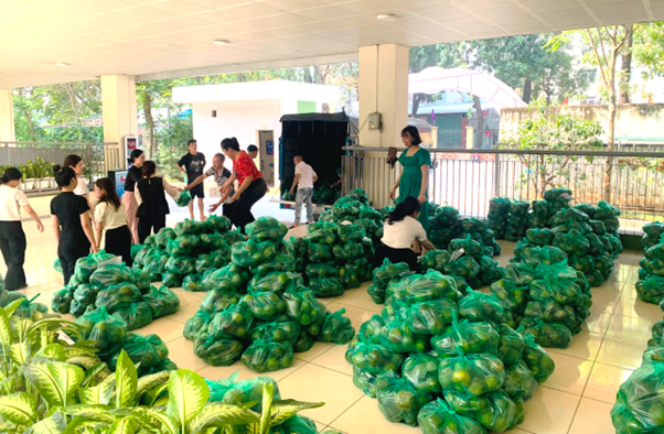 Công đoàn trường TH Hoàng Diệu kết nối tiêu thụ nông sản Cam sành cho bà con huyện Trà Ôn tỉnh Vĩnh Long