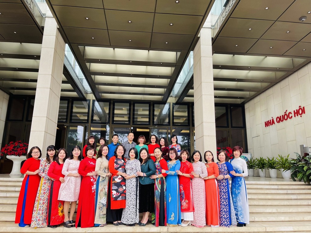 Chi bộ trường Tiểu học Hoàng Diệu đến tham quan nhà Tòa nhà Quốc hội