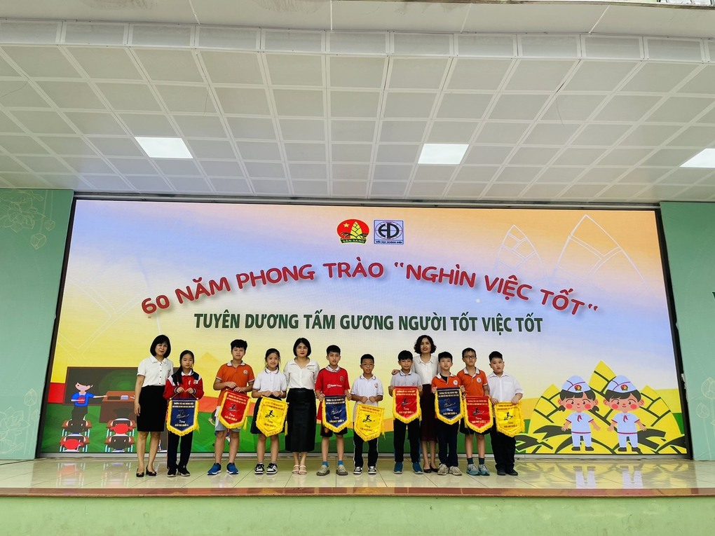 Trường Tiểu học Hoàng Diệu trao giải cho những học sinh khối 4 đạt thành tích cao trong các cuộc thi năm học 2022-2023