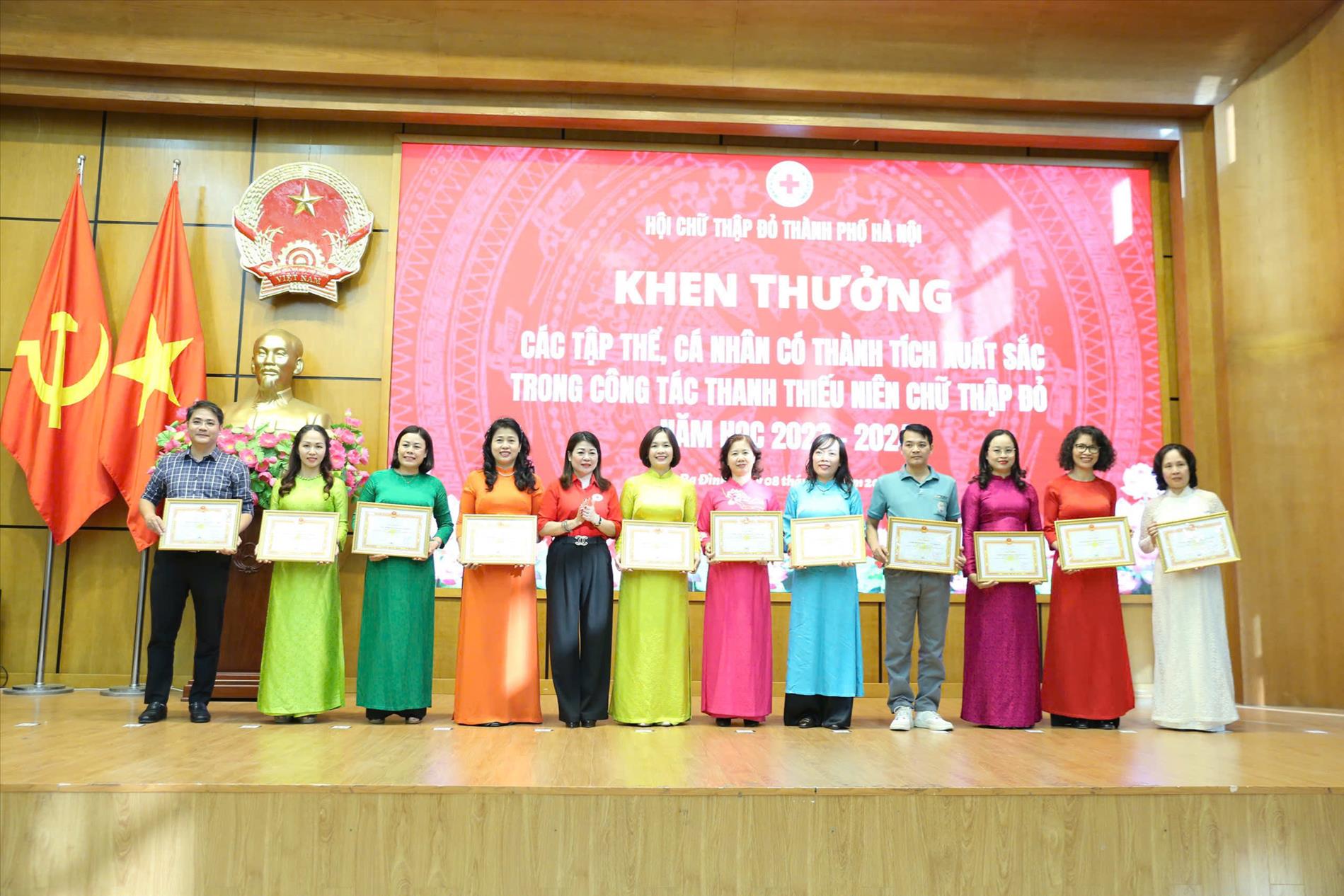 Trường Tiểu học Hoàng Diệu vinh dự nhận giấy khen xuất sắc trong công tác chữ thập đỏ năm 2023 – 2024 của hội chữ thập đỏ Thành phố Hà Nội trao tặng