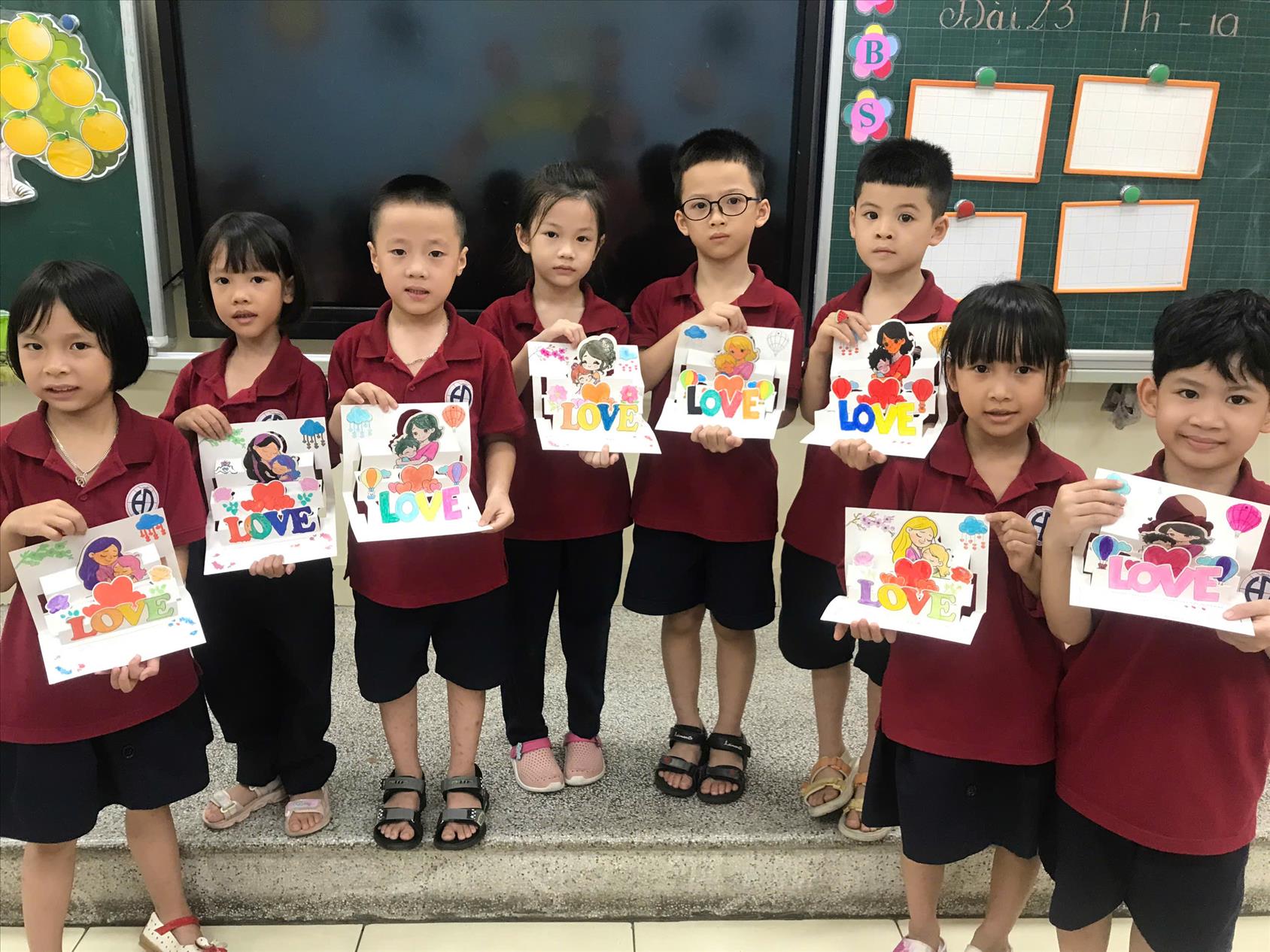 Trải nghiệm "Trang trí thiệp chúc mừng ngày 20-10" của các bạn lớp 1 trường Tiểu học Hoàng Diệu - Quận Ba Đình - Hà Nội.