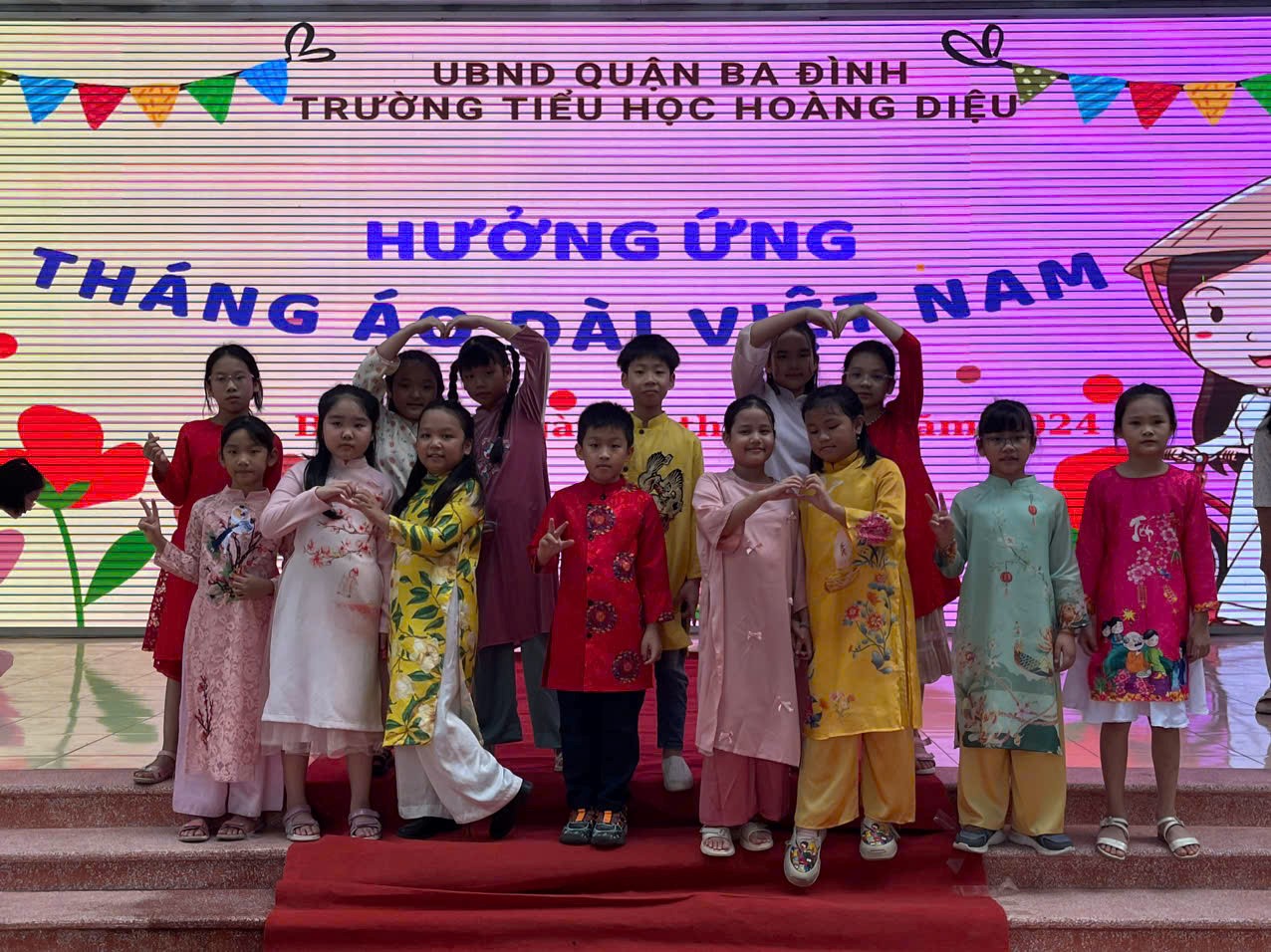 Áo dài trong sắc nắng thu