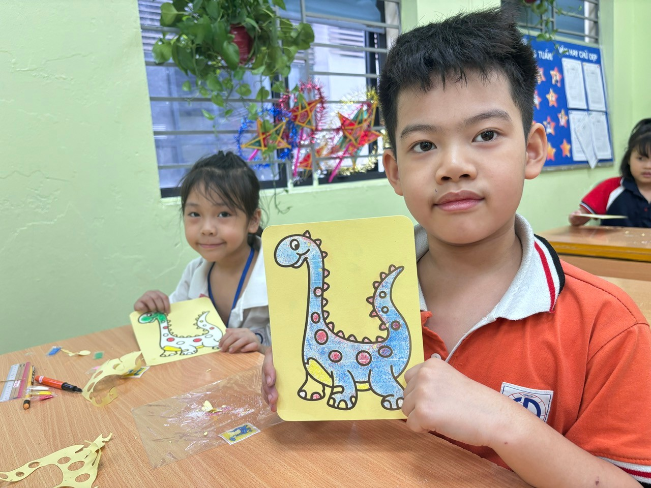 Khuyến khích tính sáng tạo của học sinh qua hoạt động tô tranh cát
