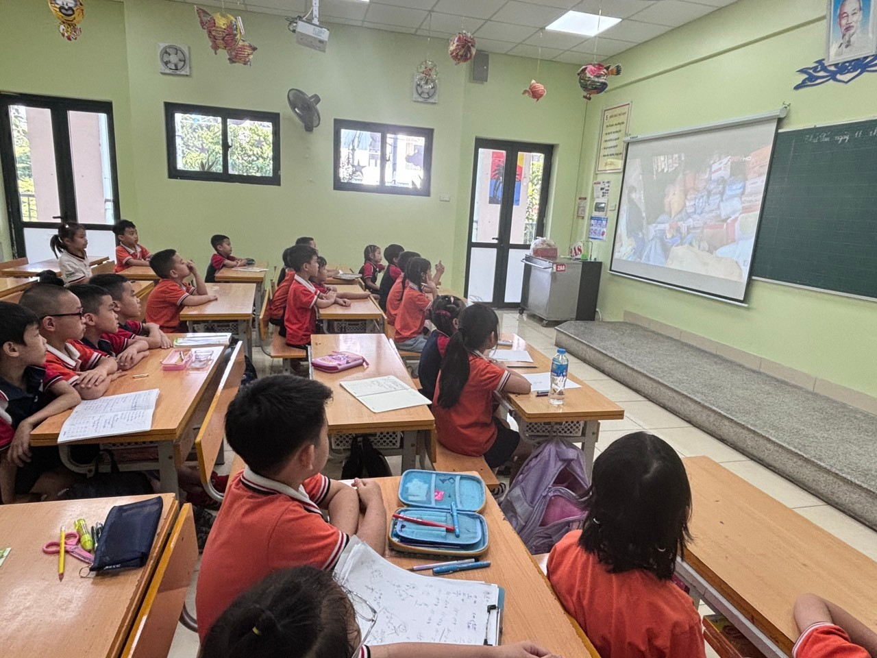 Tiết học giáo dục cho học sinh về kiến thức an toàn thực phẩm