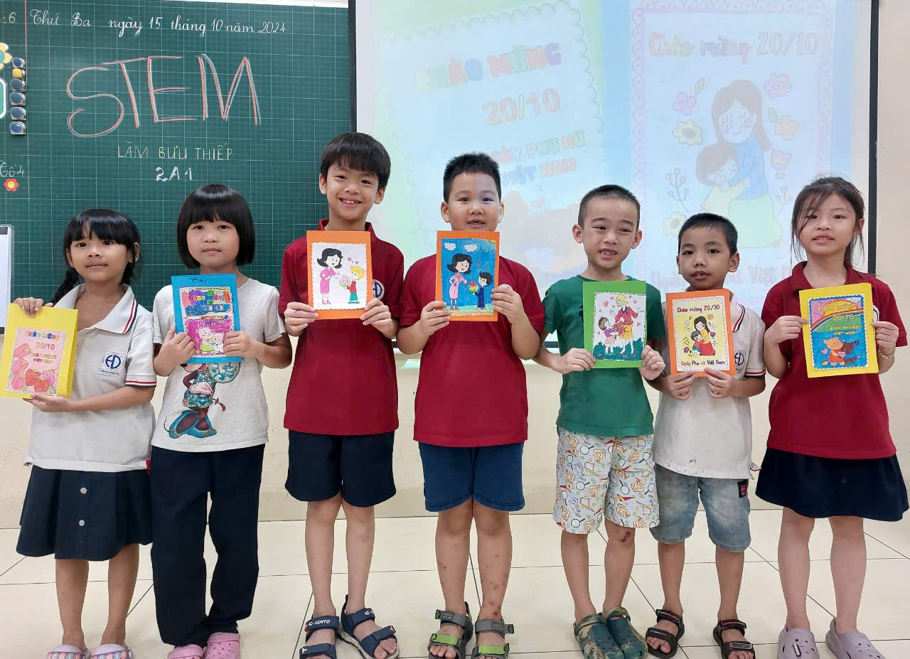 Học sinh lớp 2A1 ứng dụng làm thiệp trong tiết học Stem