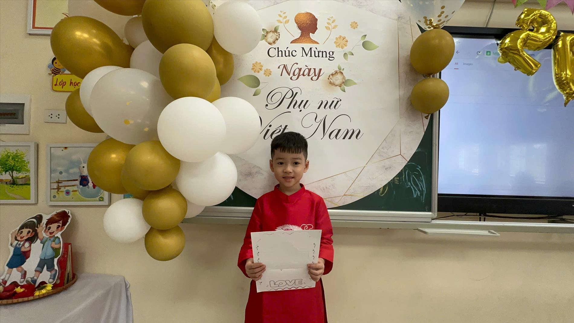 Học sinh lớp 1 rộn ràng đọc thơ tặng mẹ nhân ngày Phụ nữ Việt Nam