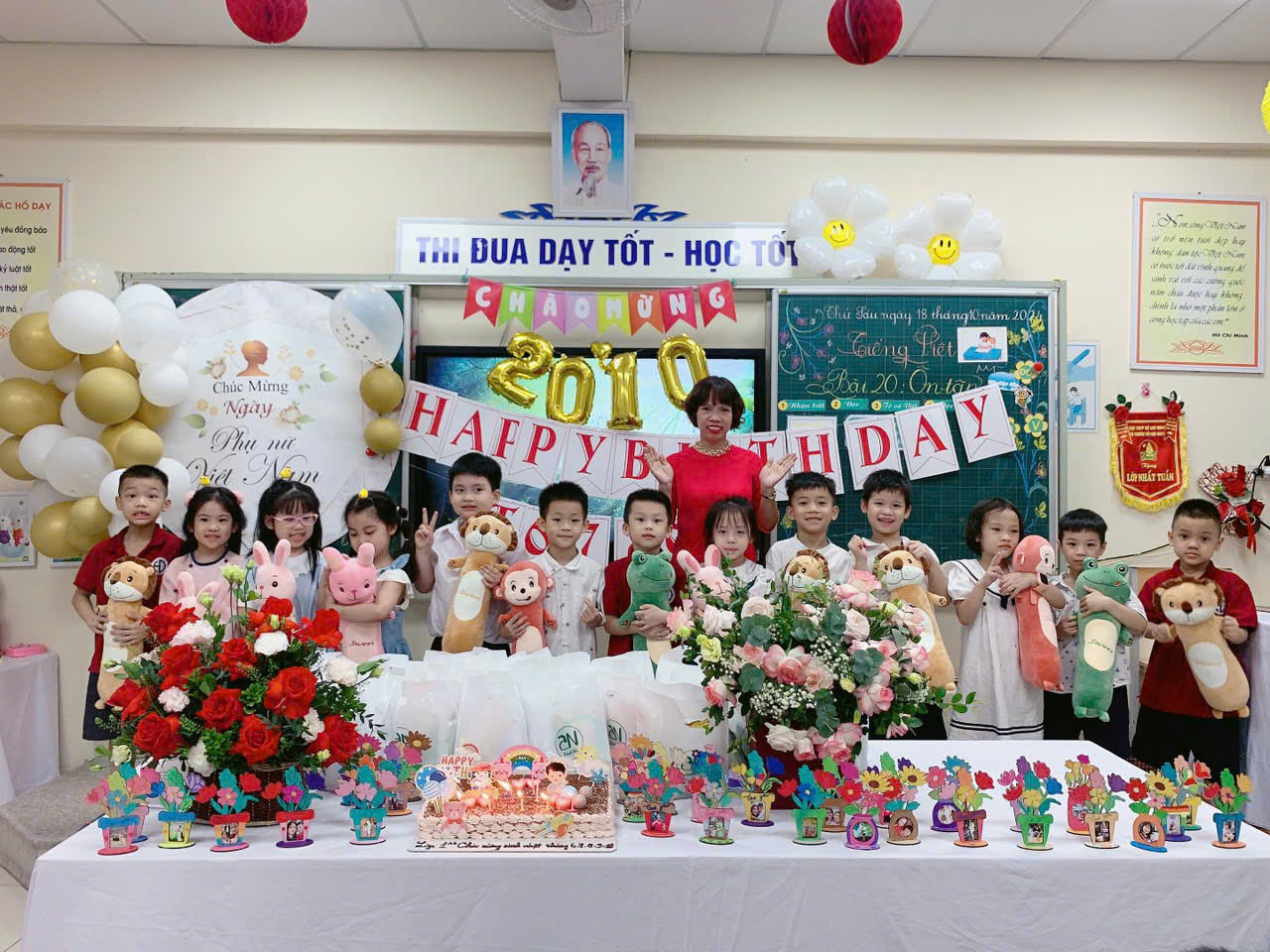 Những bông hoa xinh của các bạn lớp 1A6 tặng bà, tặng mẹ nhân ngày Phụ nữ Việt Nam 20/10
