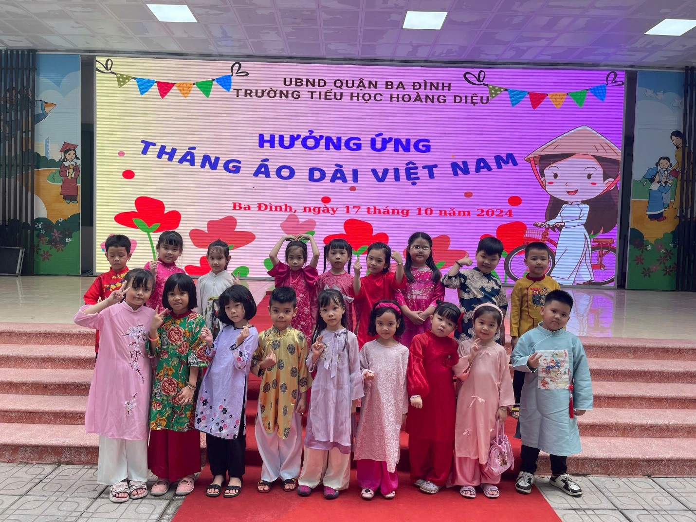 Áo dài thắp sáng ngày 20/10 tại lớp 1A7 Trường Tiểu học Hoàng Diệu