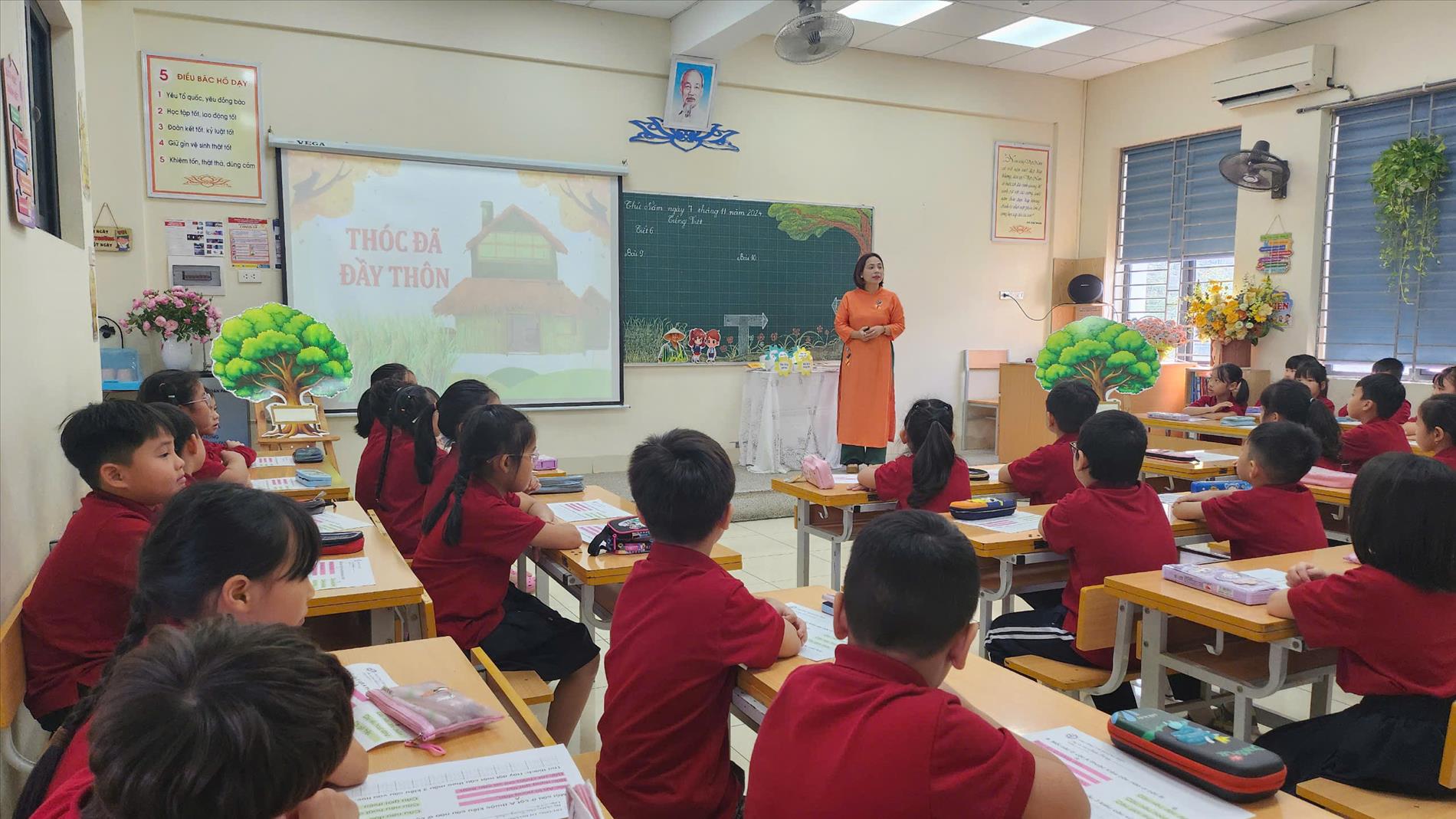 Cô giáo Nguyễn Thị Thu Hằng thực hiện thành công tiết thi giáo viên dạy giỏi cấp Quận với môn Tiếng Việt lớp 2