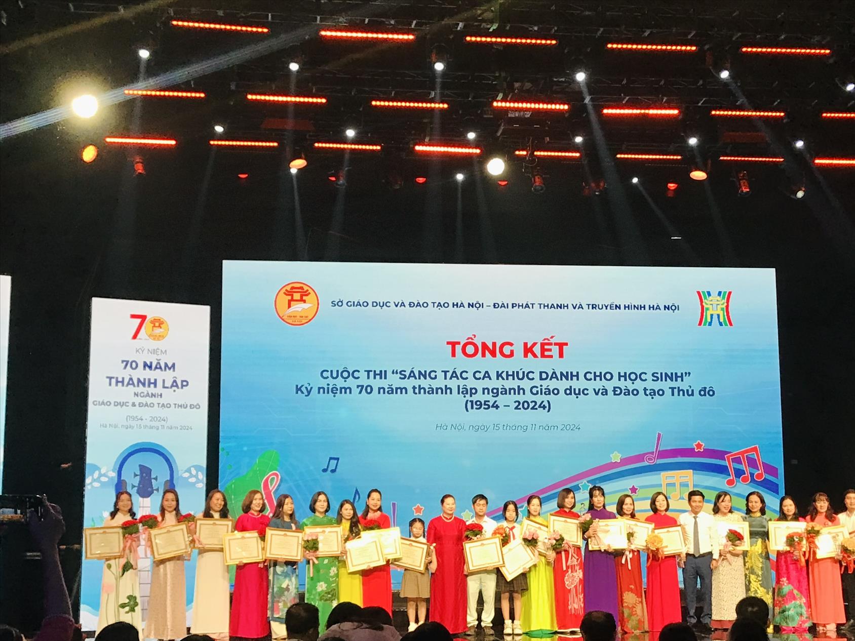 Cô giáo Đinh Phương Anh - Giáo viên Âm nhạc trường Tiểu học Hoàng Diệu vinh dự nhận giải C Cuộc thi "Sáng tác ca khúc dành cho học sinh" nhân kỷ niệm 70 năm thành lập Ngành Giáo dục và Đào tạo Thủ đô (1954 - 2024).