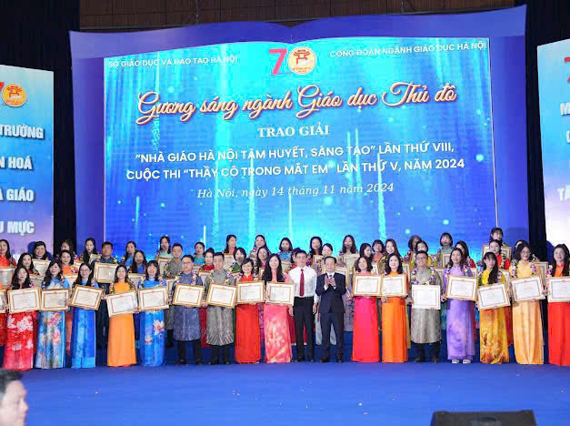 Cô giáo Phạm Thị Hạnh – Giáo viên Mỹ thuật, trường Tiểu học Hoàng Diệu vinh dự nhận giải thưởng Nhà giáo Hà Nội tâm huyết, sáng tạo